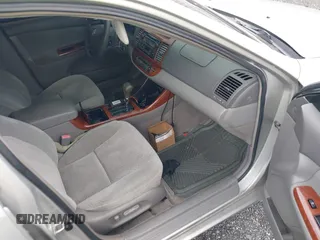 2002 Toyota Camry LE z VIN 4T1BE32K42U625244, wystawiony jako IAAI lot #42036561 z przebiegiem 155 880 mil mil oraz . Historia ofert i sprzedaży dostępna na DreamBid. Obrazek 5.