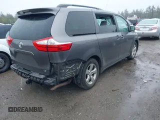 2015 Toyota Sienna LE AAS z VIN 5TDKK3DCXFS530765, wystawiony jako IAAI lot #42106089 z przebiegiem 113 115 mil mil oraz . Historia ofert i sprzedaży dostępna na DreamBid. Obrazek 4.