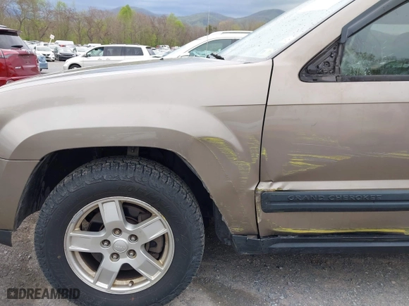2005 Jeep Grand Cherokee Laredo with VIN 1J4GR48K35C510327, listed as a IAAI auction lot 42026081 with 260,377 mi miles. Bid and sale history available at carsss.com. Image 15.