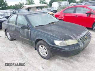 1997 Toyota Camry LE z VIN 4T1BG22K8VU004288, wystawiony jako IAAI lot #42358520 z przebiegiem 273 047 mil mil oraz . Historia ofert i sprzedaży dostępna na DreamBid. Obrazek 1.