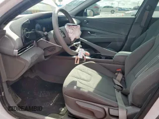 2024 Hyundai Elantra SEL z VIN KMHLS4DG3RU742125, wystawiony jako Copart lot #53405435 z przebiegiem 29 028 mil mil oraz Szkoda całkowita • Salvage title. Historia ofert i sprzedaży dostępna na DreamBid. Obrazek 7.