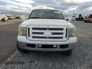 2006 Ford F-250 XL z VIN 1FTSW21516EB01279, wystawiony jako Copart lot #53898475 z przebiegiem 213 638 mil mil oraz Szkoda całkowita • Salvage title. Historia ofert i sprzedaży dostępna na DreamBid. Obrazek 5.