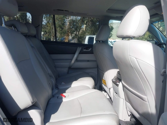 2013 Toyota Highlander with VIN 5TDZK3EH4DS135471, listed as a IAAI auction lot 41746204 with 117,922 mi miles. Bid and sale history available at carsss.com. Image 8.