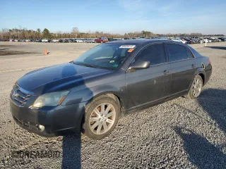2005 Toyota Avalon XL z VIN 4T1BK36B95U060741, wystawiony jako Copart lot #88939815 z przebiegiem 279 544 mil mil oraz Szkoda całkowita • Salvage title. Historia ofert i sprzedaży dostępna na DreamBid. Obrazek 1.