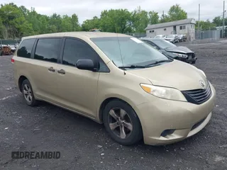 2014 Toyota Sienna L z VIN 5TDZK3DC2ES522589, wystawiony jako IAAI lot #42457609 z przebiegiem 222 836 mil mil oraz . Historia ofert i sprzedaży dostępna na DreamBid. Obrazek 1.