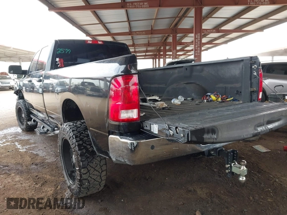 2015 Ram 2500 Tradesman z VIN 3C6UR5HL6FG673440, wystawiony jako IAAI lot #42031986 z przebiegiem 133 308 mil mil oraz . Historia ofert i sprzedaży dostępna na DreamBid. Obrazek 3.