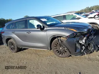 2024 Toyota Highlander LE z VIN 5TDKDRBH3RS531823, wystawiony jako IAAI lot #41769437 z przebiegiem 27 754 mil mil oraz . Historia ofert i sprzedaży dostępna na DreamBid. Obrazek 13.