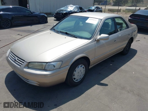 1999 Toyota Camry LE z VIN JT2BG22K1X0369726, wystawiony jako IAAI lot #42354218 z przebiegiem 213 828 mil mil oraz . Historia ofert i sprzedaży dostępna na DreamBid. Obrazek 2.