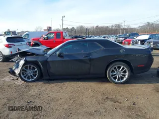 2022 Dodge Challenger GT z VIN 2C3CDZKG6NH175795, wystawiony jako IAAI lot #41652209 z przebiegiem 33 025 mil mil oraz . Historia ofert i sprzedaży dostępna na DreamBid. Obrazek 13.