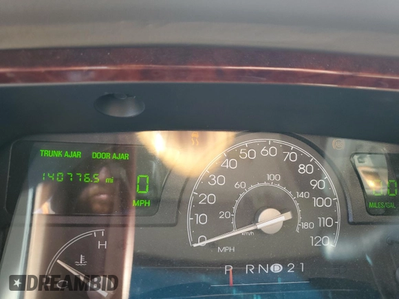 2004 Lincoln Town Car Ultimate L z VIN 1LNHM85W94Y672371, wystawiony jako Copart lot #77752284 z przebiegiem 140 776 mil mil oraz Nie do naprawy • Non repairable. Historia ofert i sprzedaży dostępna na DreamBid. Obrazek 9.