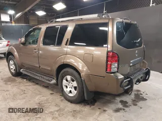 2005 Nissan Pathfinder SE z VIN 5N1AR18W65C703936, wystawiony jako IAAI lot #41271670 z przebiegiem 129 744 mil mil oraz . Historia ofert i sprzedaży dostępna na DreamBid. Obrazek 3.
