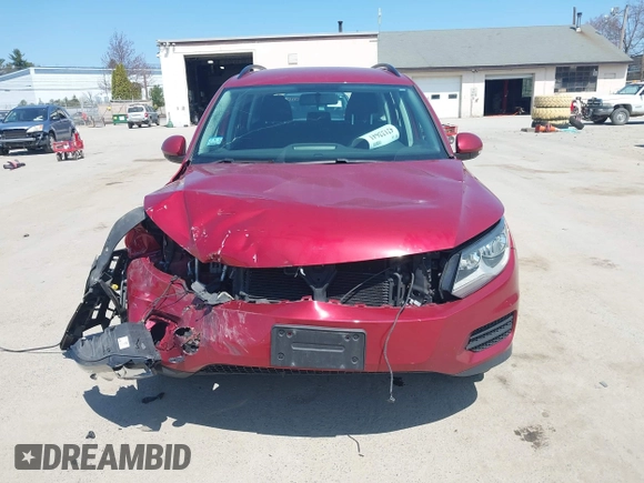 2015 Volkswagen Tiguan SE z VIN WVGBV7AX7FW056002, wystawiony jako IAAI lot #42122641 z przebiegiem 77 037 mil mil oraz . Historia ofert i sprzedaży dostępna na DreamBid. Obrazek 12.