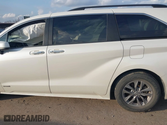 2021 Toyota Sienna XLE with VIN 5TDYRKEC9MS005997, listed as a IAAI auction lot 41506504 with 89,695 mi miles. Bid and sale history available at carsss.com. Image 14.