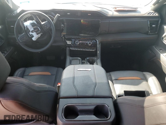 2024 GMC Sierra 2500HD AT4 z VIN 1GT49PEY5RF228522, wystawiony jako Copart lot #49293215 z przebiegiem 9 357 mil mil oraz Czysty tytuł • Clean title. Historia ofert i sprzedaży dostępna na DreamBid. Obrazek 8.