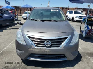 2016 Nissan Versa S z VIN 3N1CN7AP6GL840268, wystawiony jako Copart lot #55103695 z przebiegiem 106 331 mil mil oraz Czysty tytuł • Clean title. Historia ofert i sprzedaży dostępna na DreamBid. Obrazek 5.