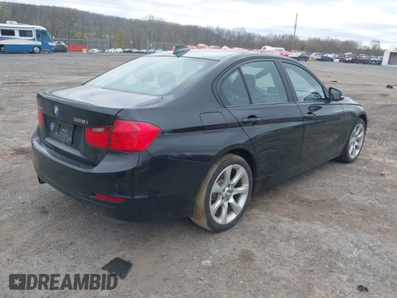 2015 BMW 3 Series 328i xDrive z VIN WBA3B5G53FNS16309, wystawiony jako IAAI lot #42093692 z przebiegiem 84 229 mil mil oraz . Historia ofert i sprzedaży dostępna na DreamBid. Obrazek 4.