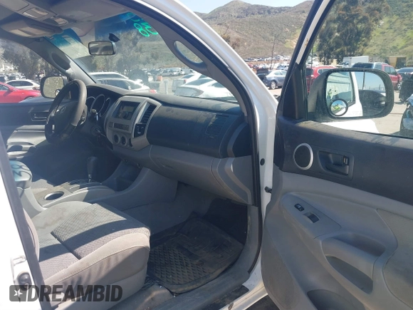 2005 Toyota Tacoma PreRunner z VIN 5TETU62N25Z062181, wystawiony jako IAAI lot #41837178 z przebiegiem 236 480 mil mil oraz . Historia ofert i sprzedaży dostępna na DreamBid. Obrazek 5.