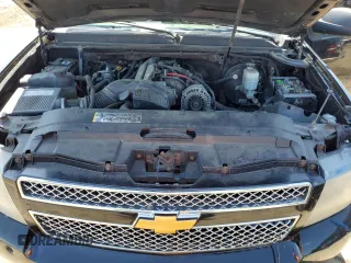 2008 Chevrolet Suburban LTZ z VIN 1GNFK16308R212830, wystawiony jako Copart lot #56477205 z przebiegiem 218 676 mil mil oraz Czysty tytuł • Clean title. Historia ofert i sprzedaży dostępna na DreamBid. Obrazek 12.