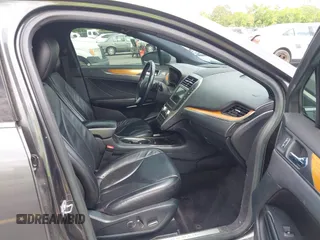 2017 Lincoln MKC Select z VIN 5LMCJ2C98HUL12189, wystawiony jako IAAI lot #42107839 z przebiegiem 158 179 mil mil oraz . Historia ofert i sprzedaży dostępna na DreamBid. Obrazek 5.