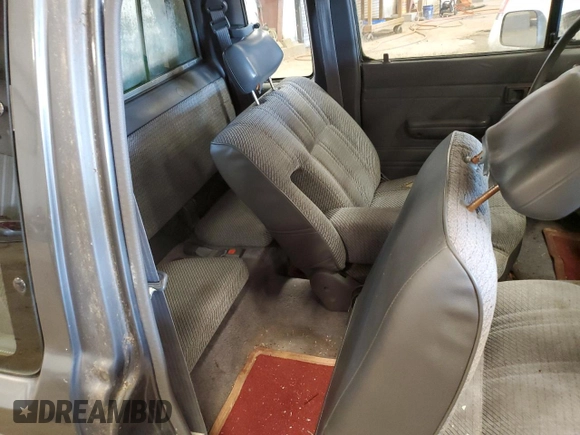 1992 Toyota Pickup DLX z VIN JT4RN93P0N5065687, wystawiony jako Copart lot #56355125 z przebiegiem 215 019 mil mil oraz Czysty tytuł • Clean title. Historia ofert i sprzedaży dostępna na DreamBid. Obrazek 10.