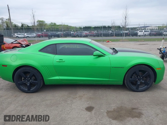 2011 Chevrolet Camaro 2LT z VIN 2G1FC1ED2B9142614, wystawiony jako IAAI lot #42043372 z przebiegiem 143 094 mil mil oraz . Historia ofert i sprzedaży dostępna na DreamBid. Obrazek 13.
