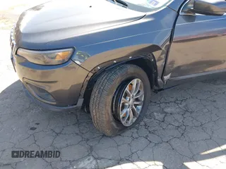 2019 Jeep Cherokee Altitude z VIN 1C4PJMLX5KD456471, wystawiony jako IAAI lot #41930854 z przebiegiem 58 083 mil mil oraz . Historia ofert i sprzedaży dostępna na DreamBid. Obrazek 6.