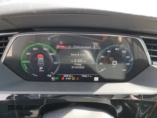 2019 Audi e-tron Premium Plus z VIN WA1LAAGEXKB015138, wystawiony jako Copart lot #48853815 z przebiegiem 35 816 mil mil oraz Szkody całkowita. Historia ofert i sprzedaży dostępna na DreamBid. Obrazek 9.
