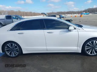 2017 Lincoln MKZ Reserve z VIN 3LN6L5FCXHR611273, wystawiony jako IAAI lot #41794752 z przebiegiem 74 652 mil mil oraz . Historia ofert i sprzedaży dostępna na DreamBid. Obrazek 14.