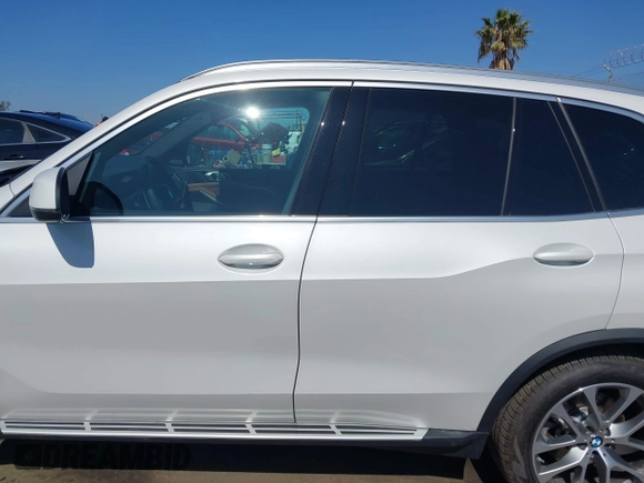 2025 BMW X5 xDrive40i z VIN 5UX23EU03S9Z14103, wystawiony jako IAAI lot #42519767 z przebiegiem 2 983 mil mil oraz . Historia ofert i sprzedaży dostępna na DreamBid. Obrazek 14.