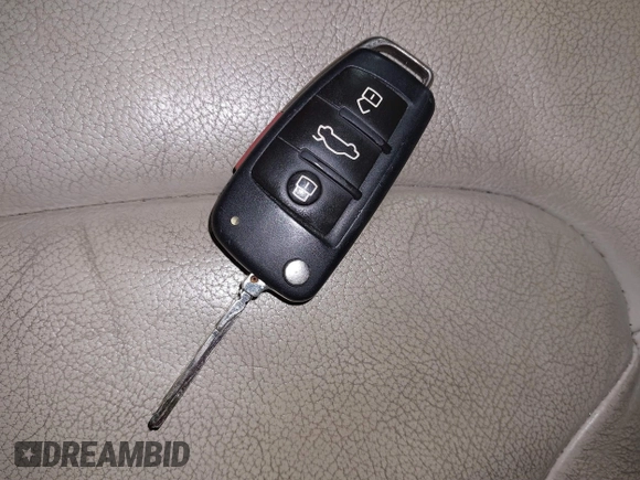 2015 Audi Q7 Premium Plus z VIN WA1LGAFE3FD010597, wystawiony jako IAAI lot #41010174 z przebiegiem 119 827 mil mil oraz . Historia ofert i sprzedaży dostępna na DreamBid. Obrazek 11.