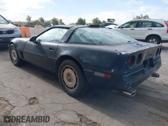 1985 Chevrolet Corvette z VIN 1G1YY0789F5126238, wystawiony jako IAAI lot #41699128 z przebiegiem 108 590 mil mil oraz . Historia ofert i sprzedaży dostępna na DreamBid. Obrazek 3.