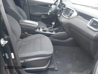 2019 Kia Sorento LX with VIN 5XYPG4A34KG579484, listed as a IAAI auction lot 40971250 with 142,327 mi miles. Bid and sale history available at carsss.com. Image 5.