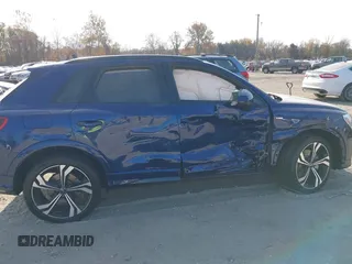 2024 Audi Q3 S line Premium Plus z VIN WA1EECF39R1107267, wystawiony jako IAAI lot #40791219 z przebiegiem 26 658 mil mil oraz . Historia ofert i sprzedaży dostępna na DreamBid. Obrazek 6.