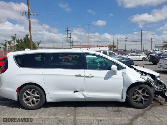 2019 Chrysler Pacifica Touring Plus with VIN 2C4RC1FG0KR629050, listed as a IAAI auction lot 41949260 with 143,879 mi miles. Bid and sale history available at carsss.com. Image 13.