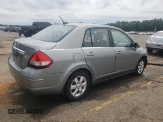 2007 Nissan Versa SL z VIN 3N1BC11E57L416352, wystawiony jako Copart lot #56119895 z przebiegiem 134 958 mil mil oraz Szkoda całkowita • Salvage title. Historia ofert i sprzedaży dostępna na DreamBid. Obrazek 3.
