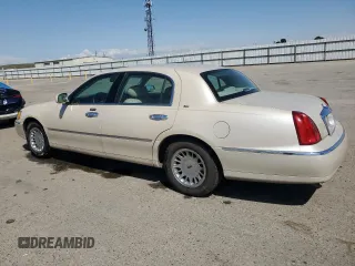 2002 Lincoln Town Car Cartier z VIN 1LNHM83W72Y617952, wystawiony jako Copart lot #50666275 z przebiegiem 238 169 mil mil oraz Czysty tytuł • Clean title. Historia ofert i sprzedaży dostępna na DreamBid. Obrazek 2.
