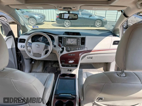 2013 Toyota Sienna XLE z VIN 5TDDK3DC1DS092365, wystawiony jako Copart lot #58743665 z przebiegiem 252 937 mil mil oraz Czysty tytuł • Clean title. Historia ofert i sprzedaży dostępna na DreamBid. Obrazek 9.