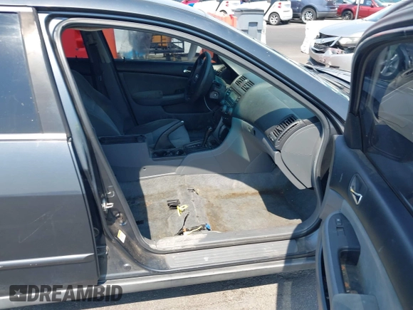 2005 Honda Accord LX z VIN 1HGCM56405A141551, wystawiony jako IAAI lot #42754807 z przebiegiem 251 759 mil mil oraz . Historia ofert i sprzedaży dostępna na DreamBid. Obrazek 5.