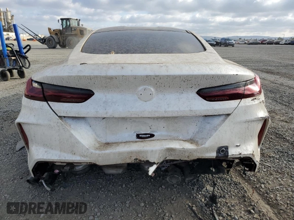2022 BMW M8 Competition z VIN WBSAE0C04NCJ11232, wystawiony jako Copart lot #72020954 z przebiegiem Nie podano mil oraz Szkoda całkowita • Salvage title. Historia ofert i sprzedaży dostępna na DreamBid. Obrazek 6.