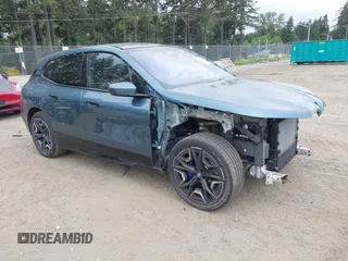 2023 BMW iX xDrive50 z VIN WB523CF00PCM81980, wystawiony jako IAAI lot #42268003 z przebiegiem 17 596 mil mil oraz . Historia ofert i sprzedaży dostępna na DreamBid. Obrazek 1.