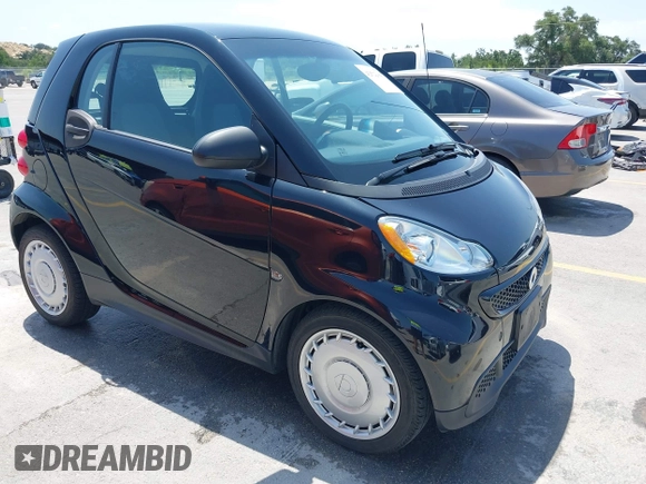 2015 Smart fortwo Passion z VIN WMEEJ3BA9FK805052, wystawiony jako IAAI lot #42522066 z przebiegiem 101 506 mil mil oraz . Historia ofert i sprzedaży dostępna na DreamBid. Obrazek 1.