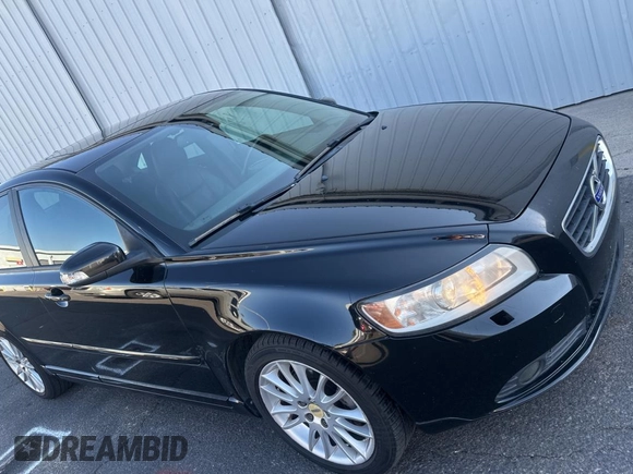 2011 Volvo S40 with VIN YV1672MS5B2539213, listed as a Copart auction lot 43647275 with 124,283 mi miles and Clean Title. Bid and sale history available at carsss.com. Image 1.