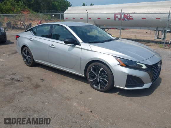 2023 Nissan Altima SR z VIN 1N4BL4CV3PN371333, wystawiony jako IAAI lot #42420194 z przebiegiem 47 460 mil mil oraz . Historia ofert i sprzedaży dostępna na DreamBid. Obrazek 1.