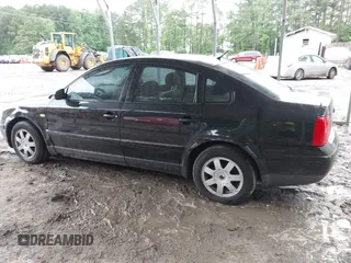 1999 Volkswagen Passat GL z VIN WVWMD63B2XE351611, wystawiony jako IAAI lot #42308007 z przebiegiem 180 893 mil mil oraz . Historia ofert i sprzedaży dostępna na DreamBid. Obrazek 14.