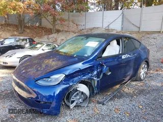 2024 Tesla Model Y Long Range with VIN 7SAYGDEE1RA266328, listed as a IAAI auction lot 40610351 with 13,573 mi miles. Bid and sale history available at carsss.com. Image 25.