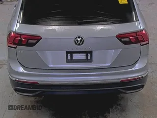 2024 Volkswagen Tiguan SE z VIN 3VV3B7AX5RM084940, wystawiony jako IAAI lot #42731231 z przebiegiem 19 747 mil mil oraz . Historia ofert i sprzedaży dostępna na DreamBid. Obrazek 6.