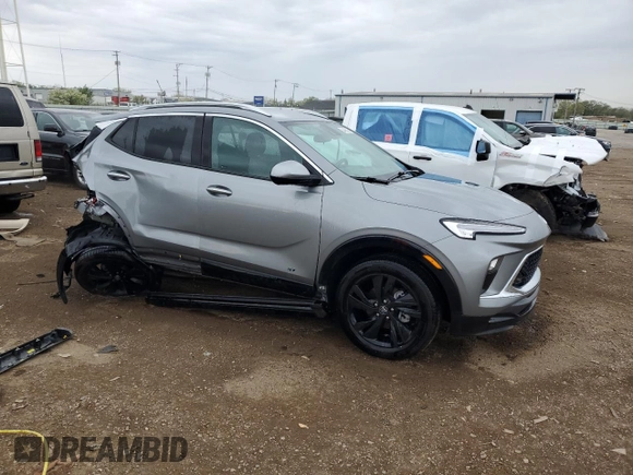 2025 Buick Encore GX Sport Touring с VIN KL4AMDSL1SB006771, выставлен на аукционе Copart как лот 54868335 с пробегом 2 795 миль миль и Списание • Salvage title. История ставок и продаж доступна на DreamBid. Изображение 4.
