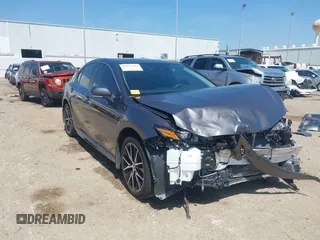 2023 Toyota Camry SE z VIN 4T1G11AK3PU735202, wystawiony jako IAAI lot #41874542 z przebiegiem 54 708 mil mil oraz . Historia ofert i sprzedaży dostępna na DreamBid. Obrazek 1.