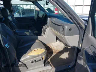 2005 Chevrolet Tahoe LT z VIN 1GNEC13T85J201856, wystawiony jako IAAI lot #41099372 z przebiegiem 303 169 mil mil oraz . Historia ofert i sprzedaży dostępna na DreamBid. Obrazek 5.