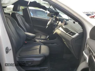 2022 BMW X2 sDrive28i z VIN WBXYH9C02N5U10663, wystawiony jako Copart lot #47361955 z przebiegiem 72 319 mil mil oraz Szkody całkowita. Historia ofert i sprzedaży dostępna na DreamBid. Obrazek 5.